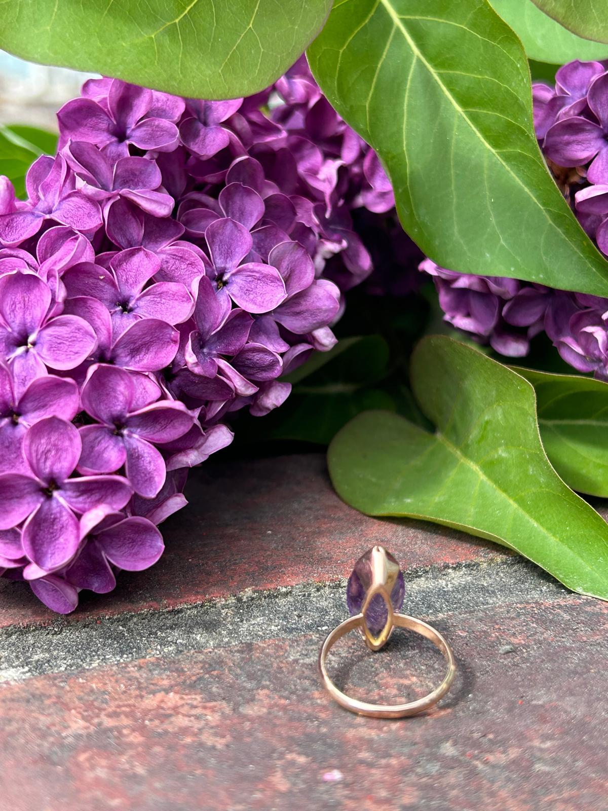 Bague marquise or rose, sertie d'une améthyste