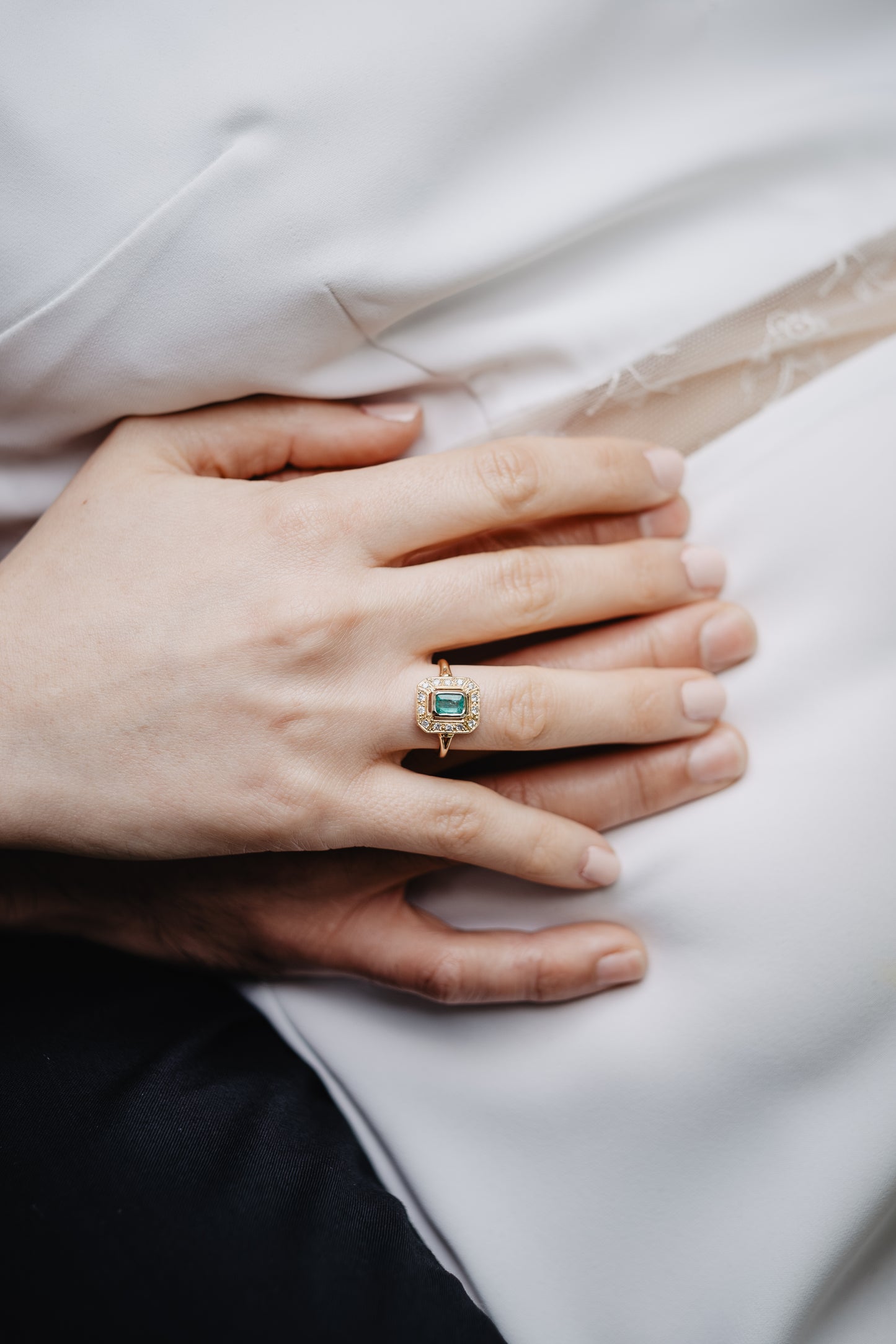 Bague Art Déco sertie d'une émeraude, en or jaune 18 carats