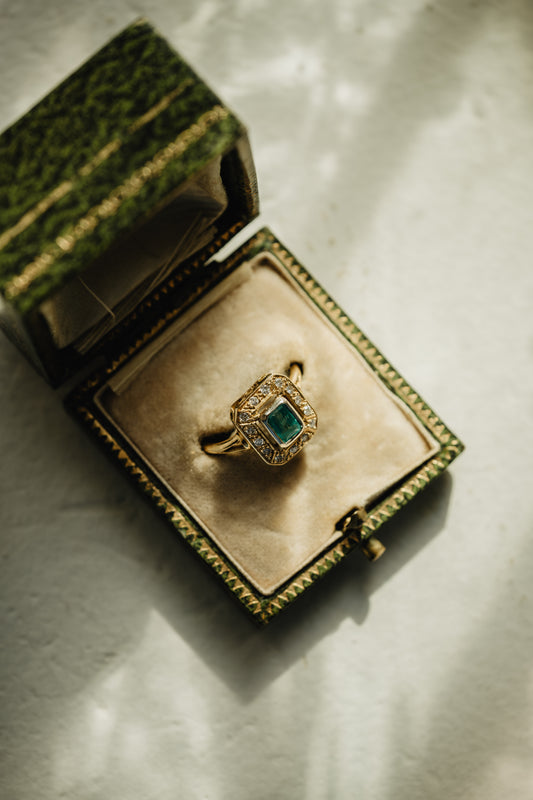 Bague Art Déco sertie d'une émeraude, en or jaune 18 carats
