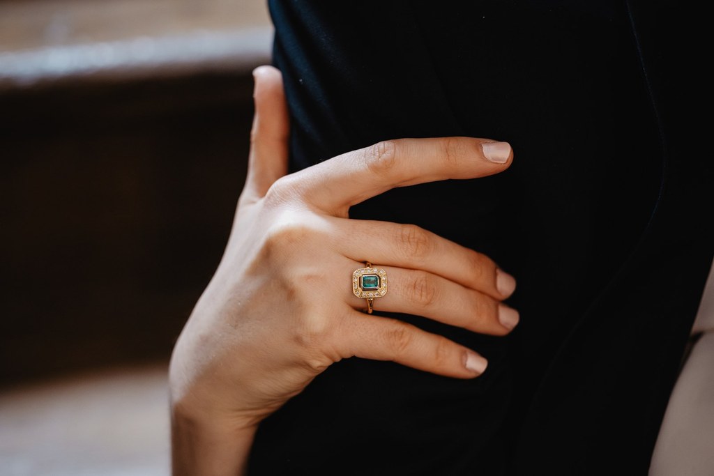 Bague Art Déco sertie d'une émeraude, en or jaune 18 carats