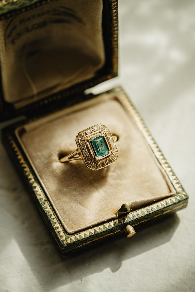 Bague Art Déco sertie d'une émeraude, en or jaune 18 carats